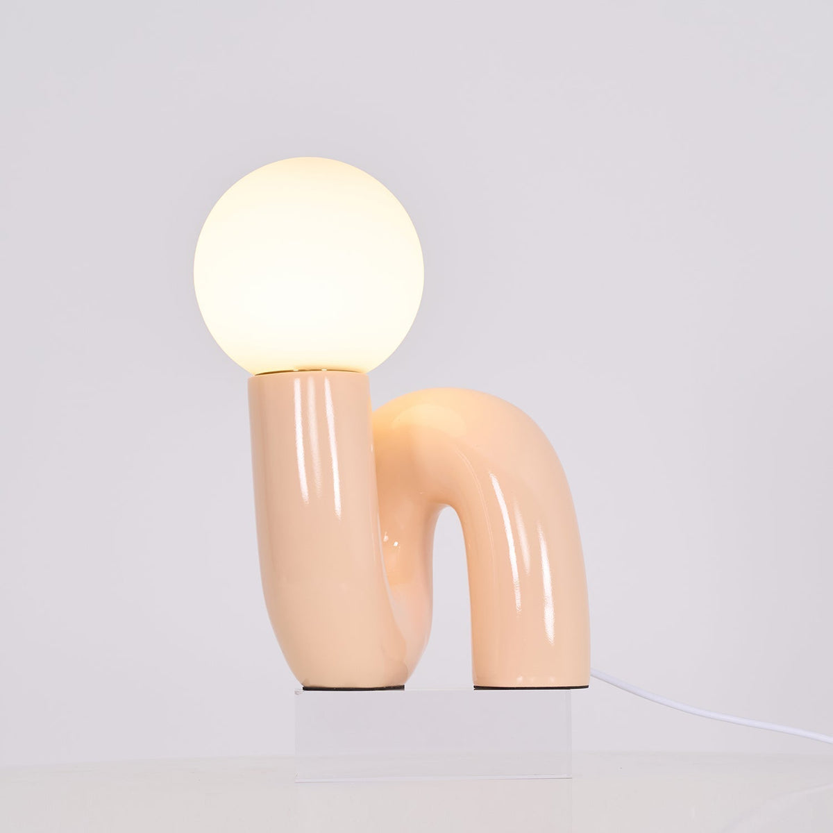 Soreeon Tischlampe Playful N-Form in Weiß
