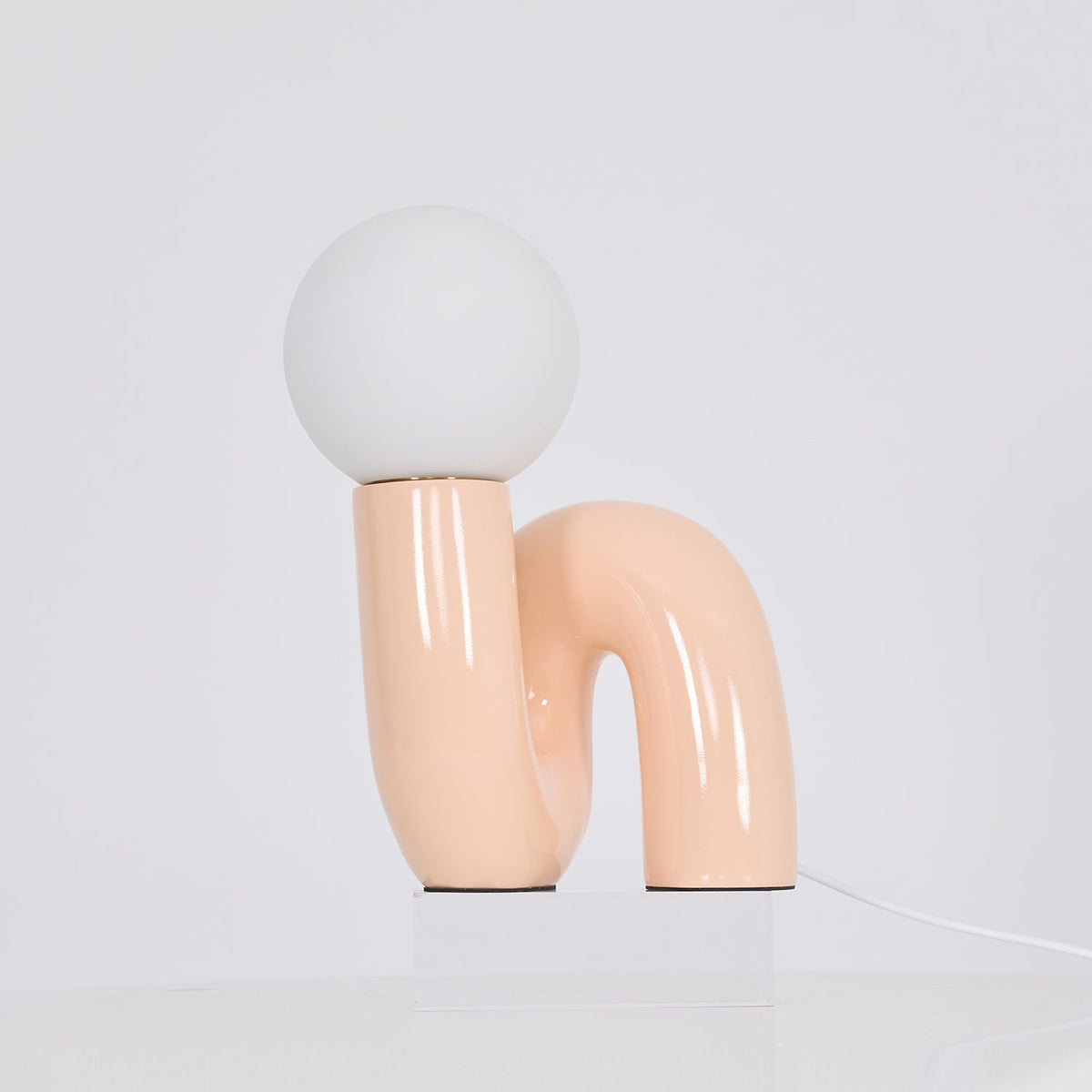 Soreeon Tischlampe Playful N-Form in Weiß