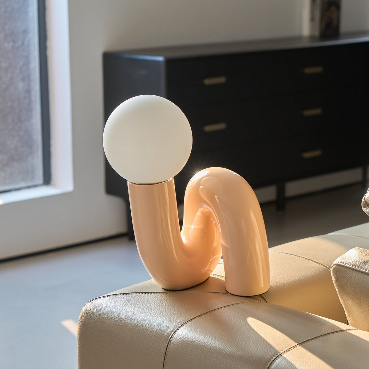 Soreeon Tischlampe Playful N-Form in Weiß