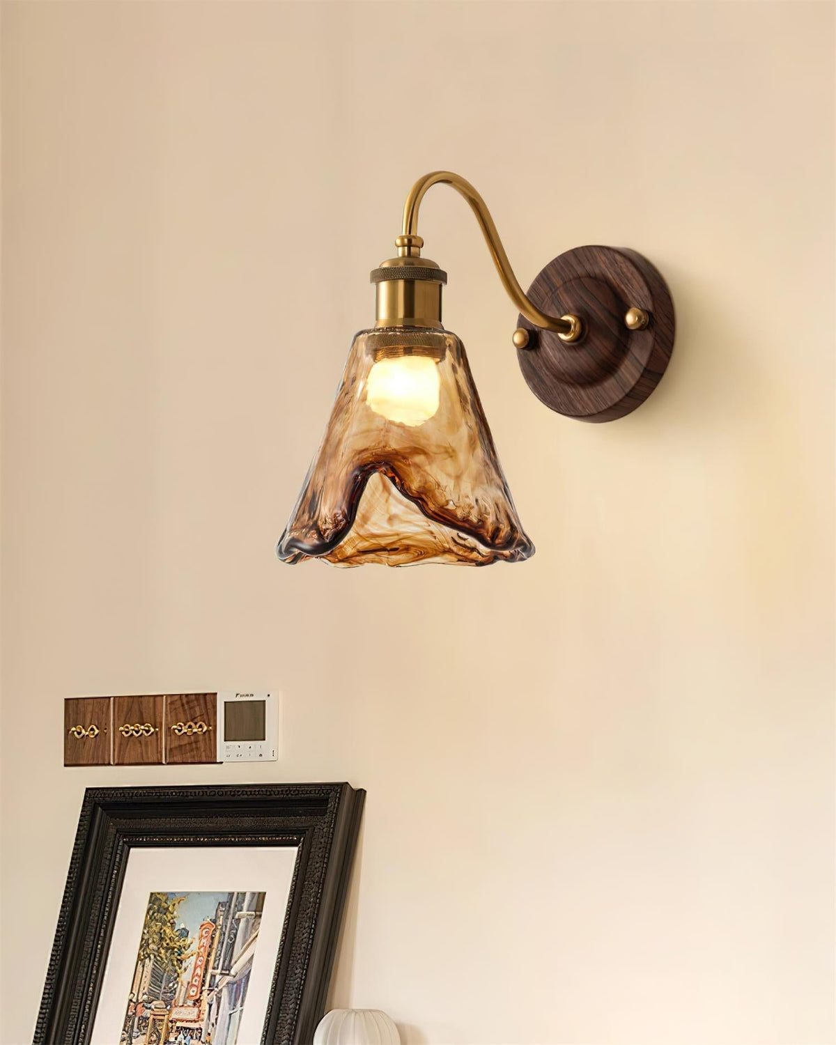 Nalia Wandleuchte Bernsteinfarbenes Glas Walnuss Gold Vintage
