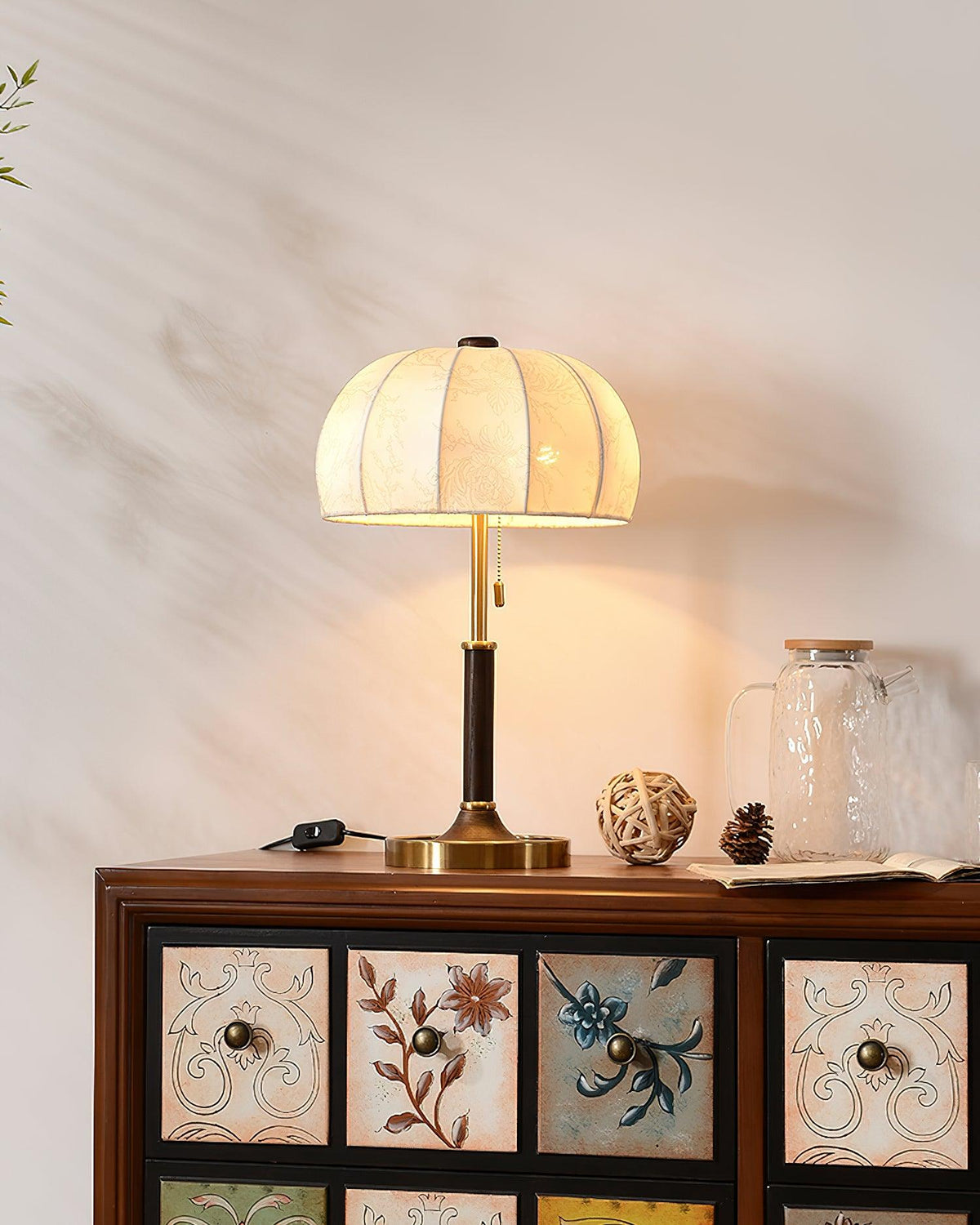 Nalemu Tischleuchte aus Holz und Stoff im Retro-Stil