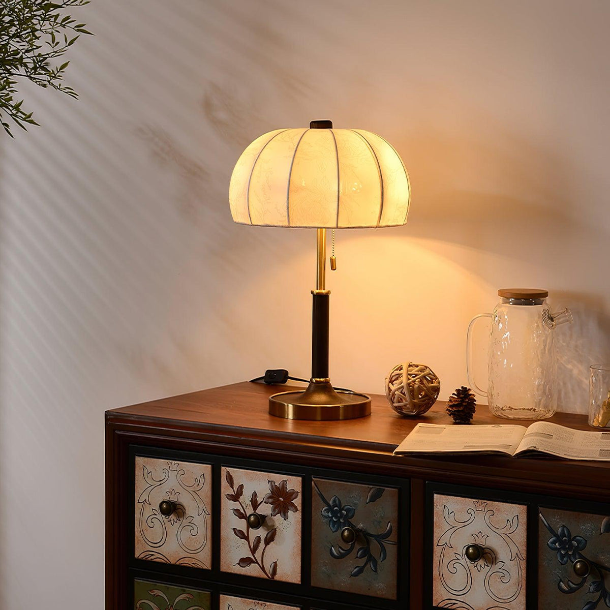 Nalemu Tischleuchte aus Holz und Stoff im Retro-Stil