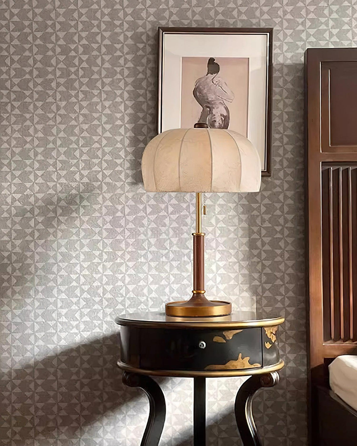 Nalemu Tischleuchte aus Holz und Stoff im Retro-Stil