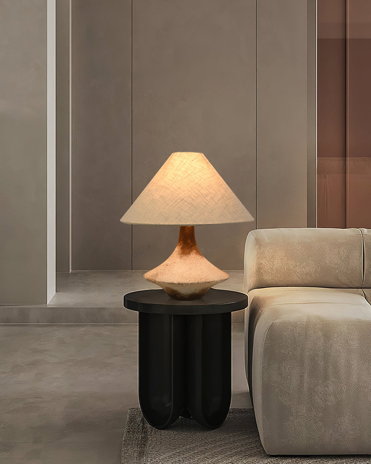 Navoer Tischleuchte aus Stoff in künstlerischem Design, Beige