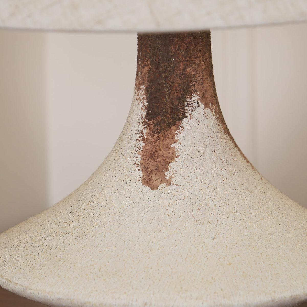 Navoer Tischleuchte aus Stoff in künstlerischem Design, Beige