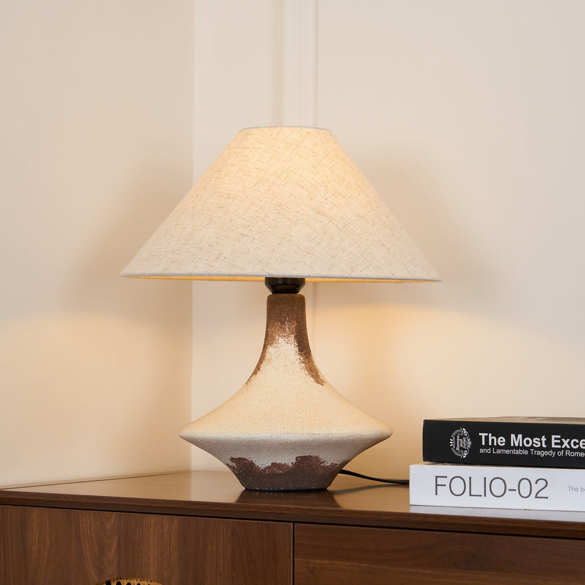 Navoer Tischleuchte aus Stoff in künstlerischem Design, Beige