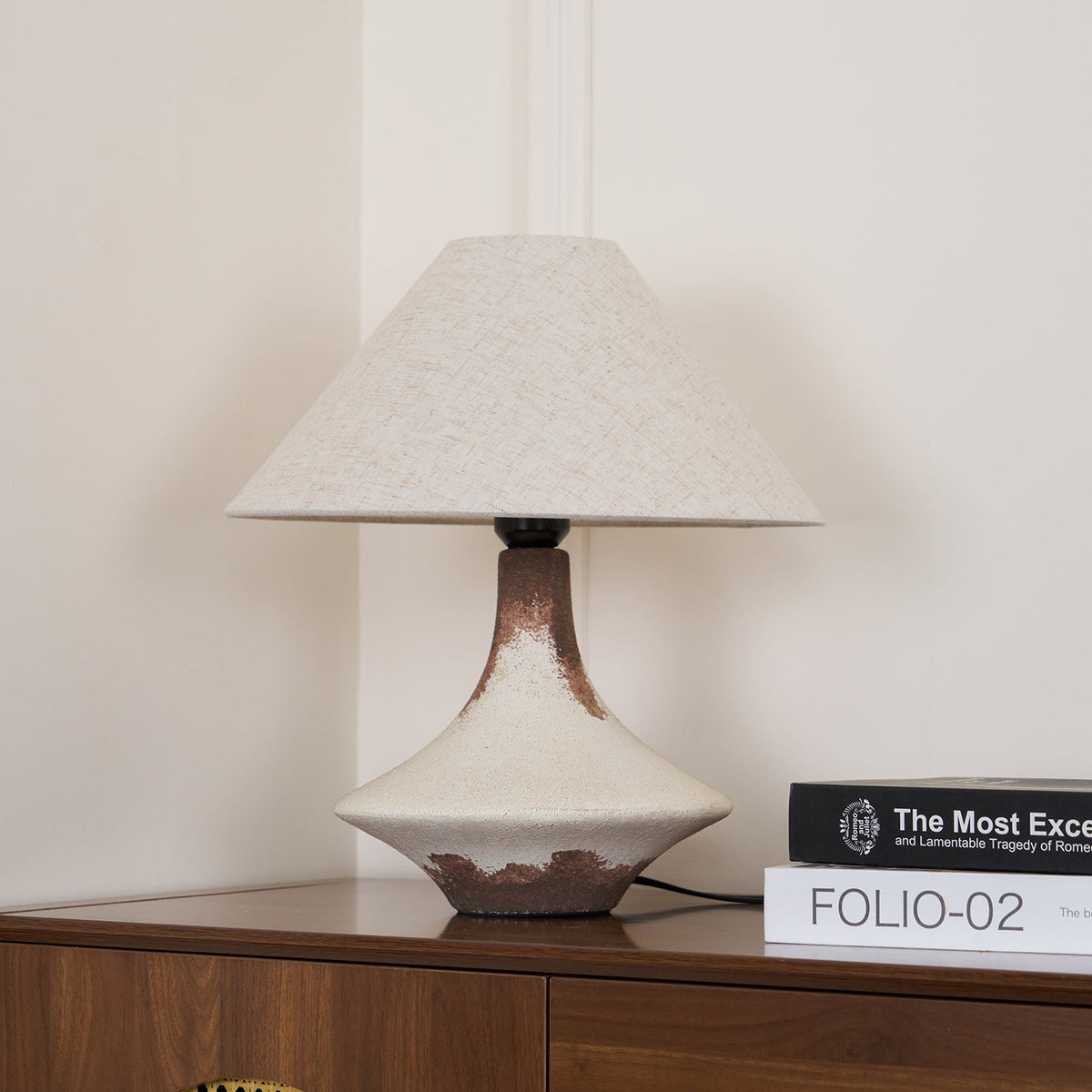 Navoer Tischleuchte aus Stoff in künstlerischem Design, Beige