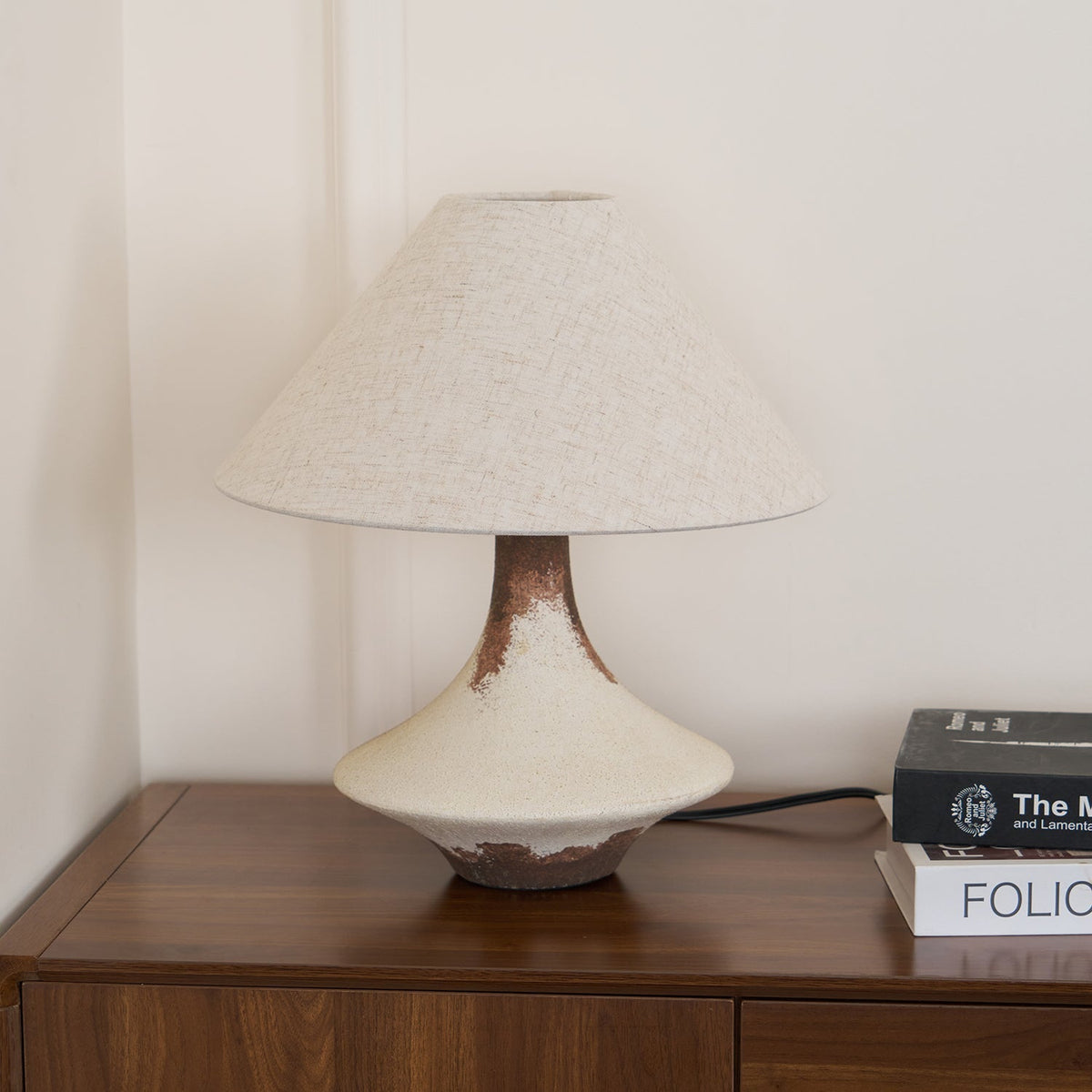 Navoer Tischleuchte aus Stoff in künstlerischem Design, Beige