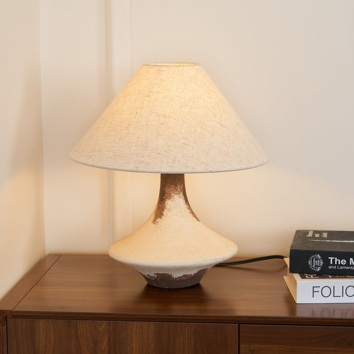 Navoer Tischleuchte aus Stoff in künstlerischem Design, Beige