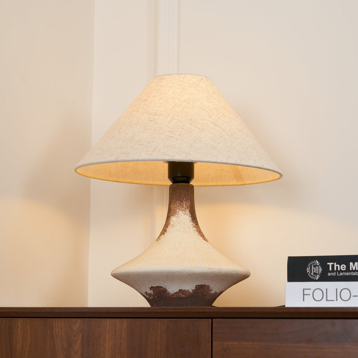 Navoer Tischleuchte aus Stoff in künstlerischem Design, Beige