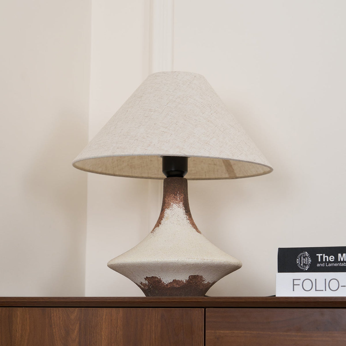 Navoer Tischleuchte aus Stoff in künstlerischem Design, Beige