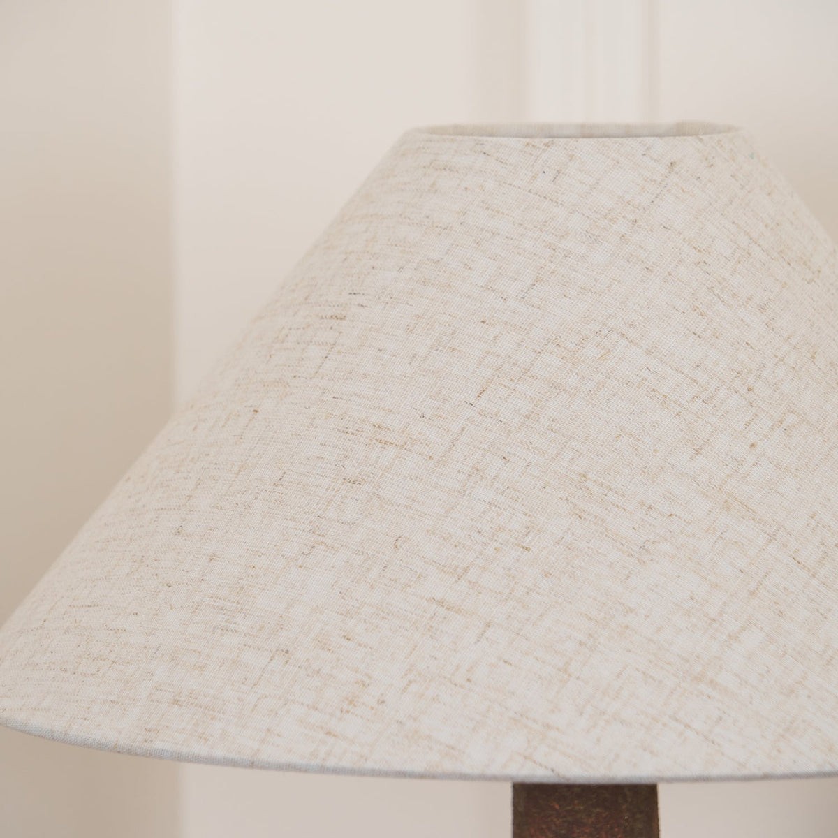 Navoer Tischleuchte aus Stoff in künstlerischem Design, Beige