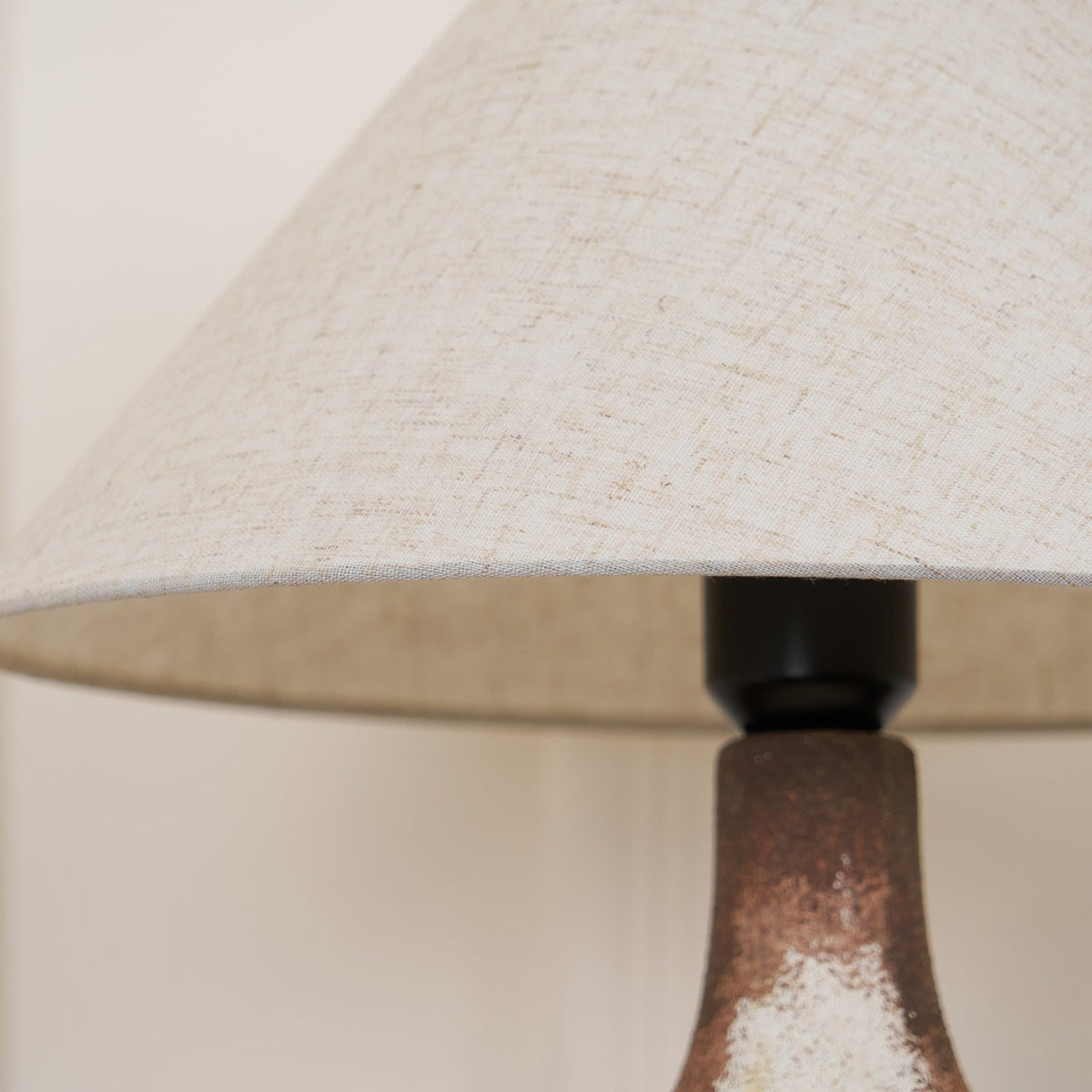 Navoer Tischleuchte aus Stoff in künstlerischem Design, Beige
