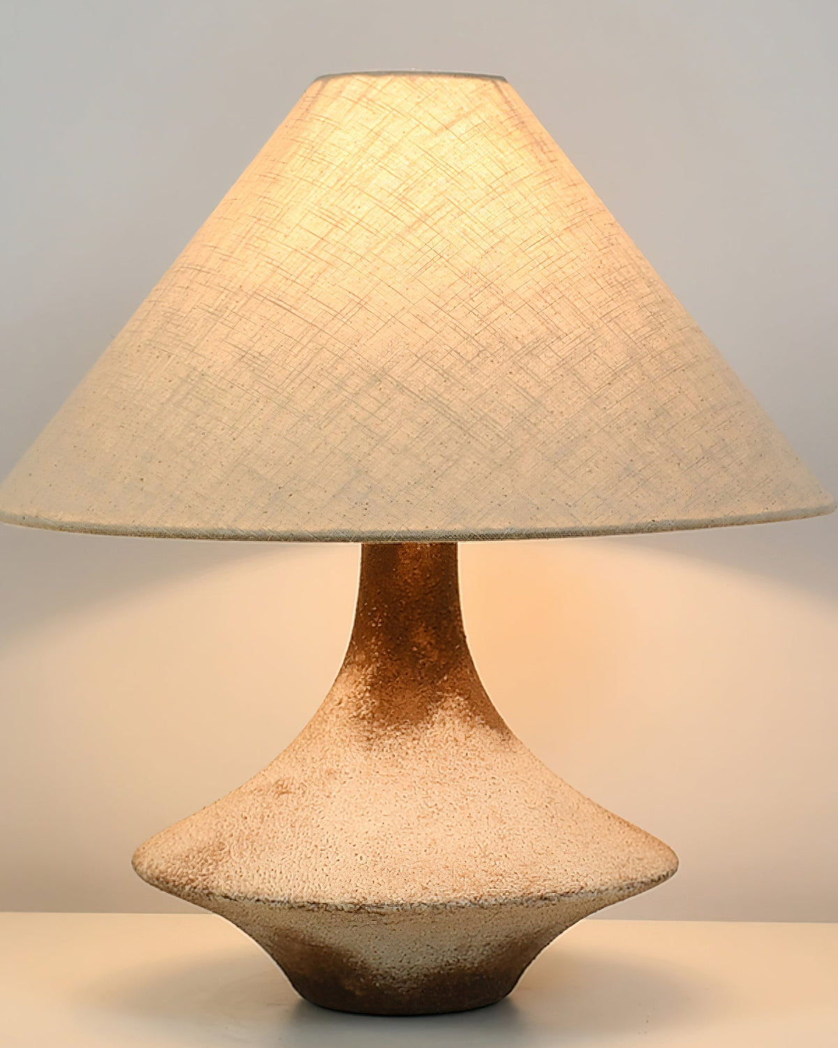 Navoer Tischleuchte aus Stoff in künstlerischem Design, Beige
