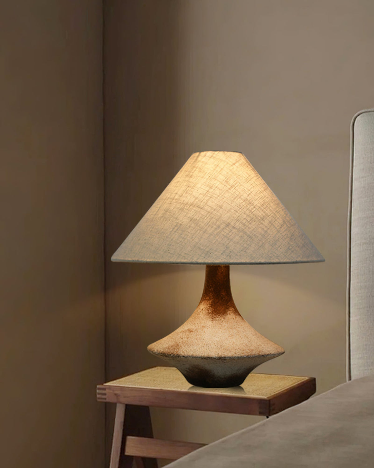 Navoer Tischleuchte aus Stoff in künstlerischem Design, Beige