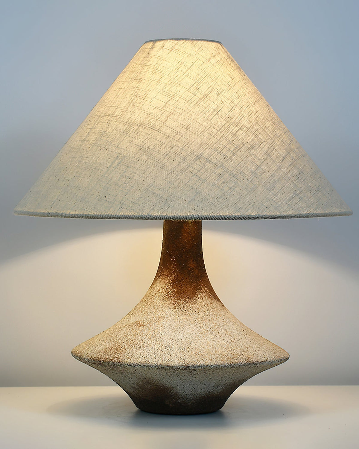 Navoer Tischleuchte aus Stoff in künstlerischem Design, Beige