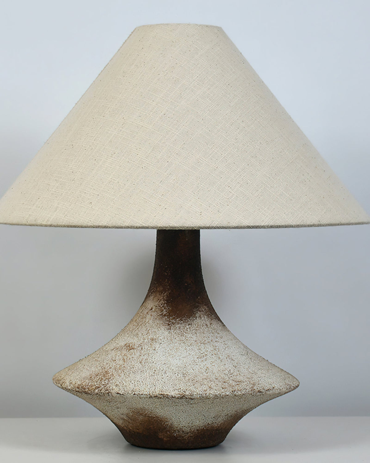 Navoer Tischleuchte aus Stoff in künstlerischem Design, Beige