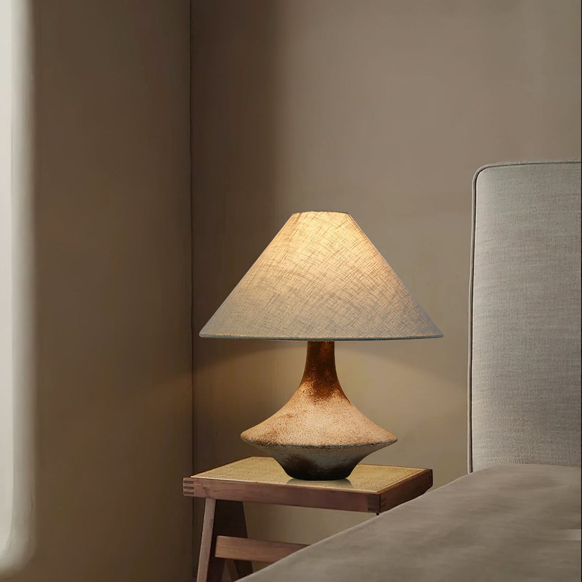 Navoer Tischleuchte aus Stoff in künstlerischem Design, Beige