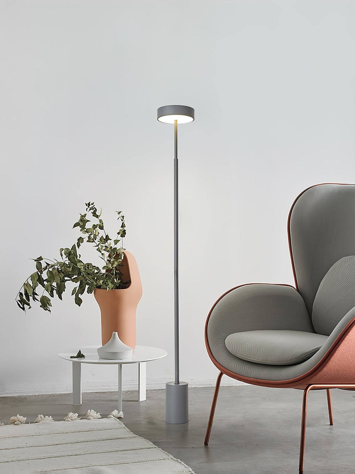 Circa zeitgenössische minimalistische Stehleuchte mit drehbarem Kopf