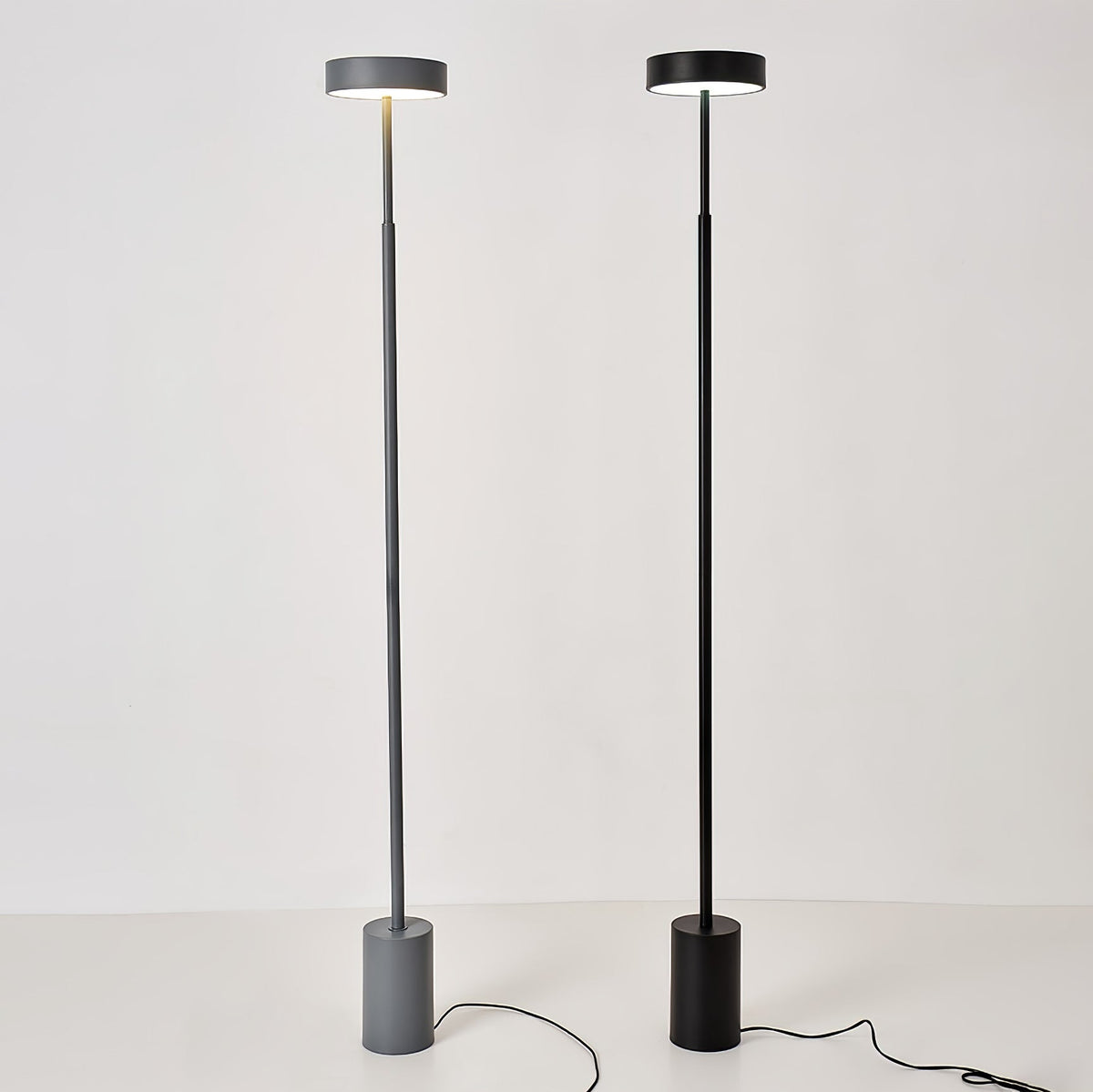 Circa zeitgenössische minimalistische Stehleuchte mit drehbarem Kopf
