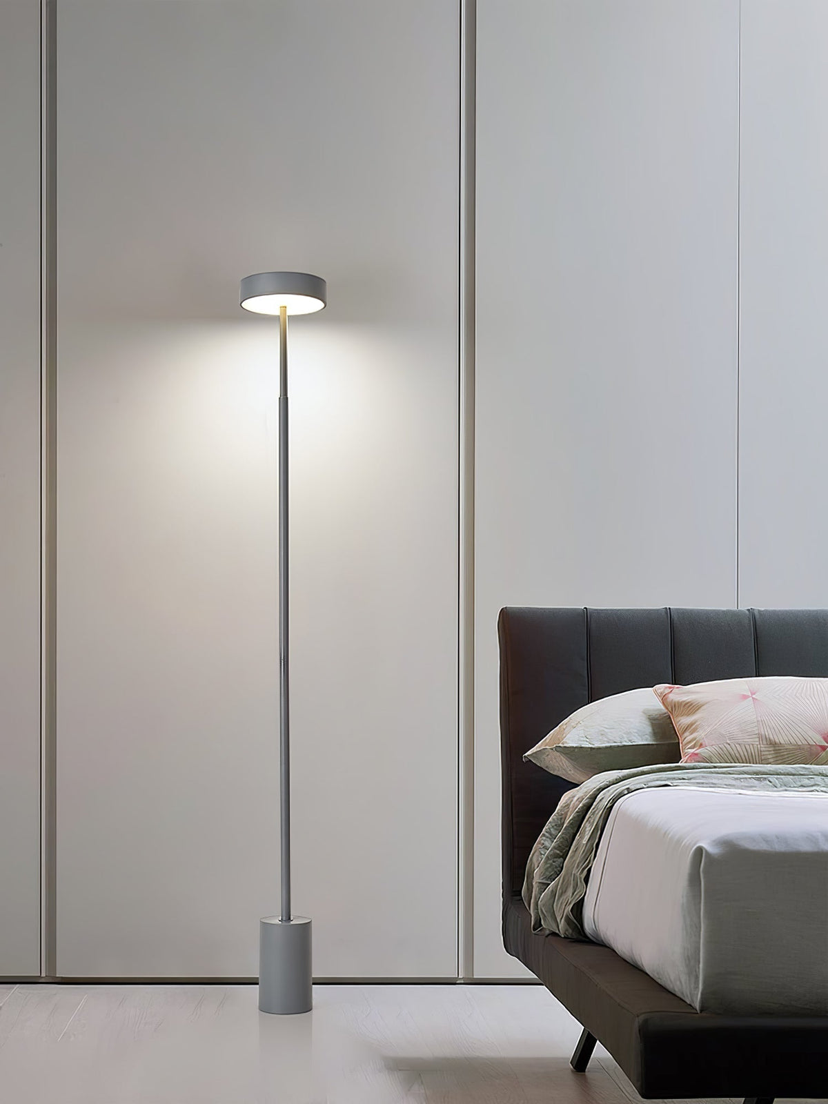 Circa zeitgenössische minimalistische Stehleuchte mit drehbarem Kopf