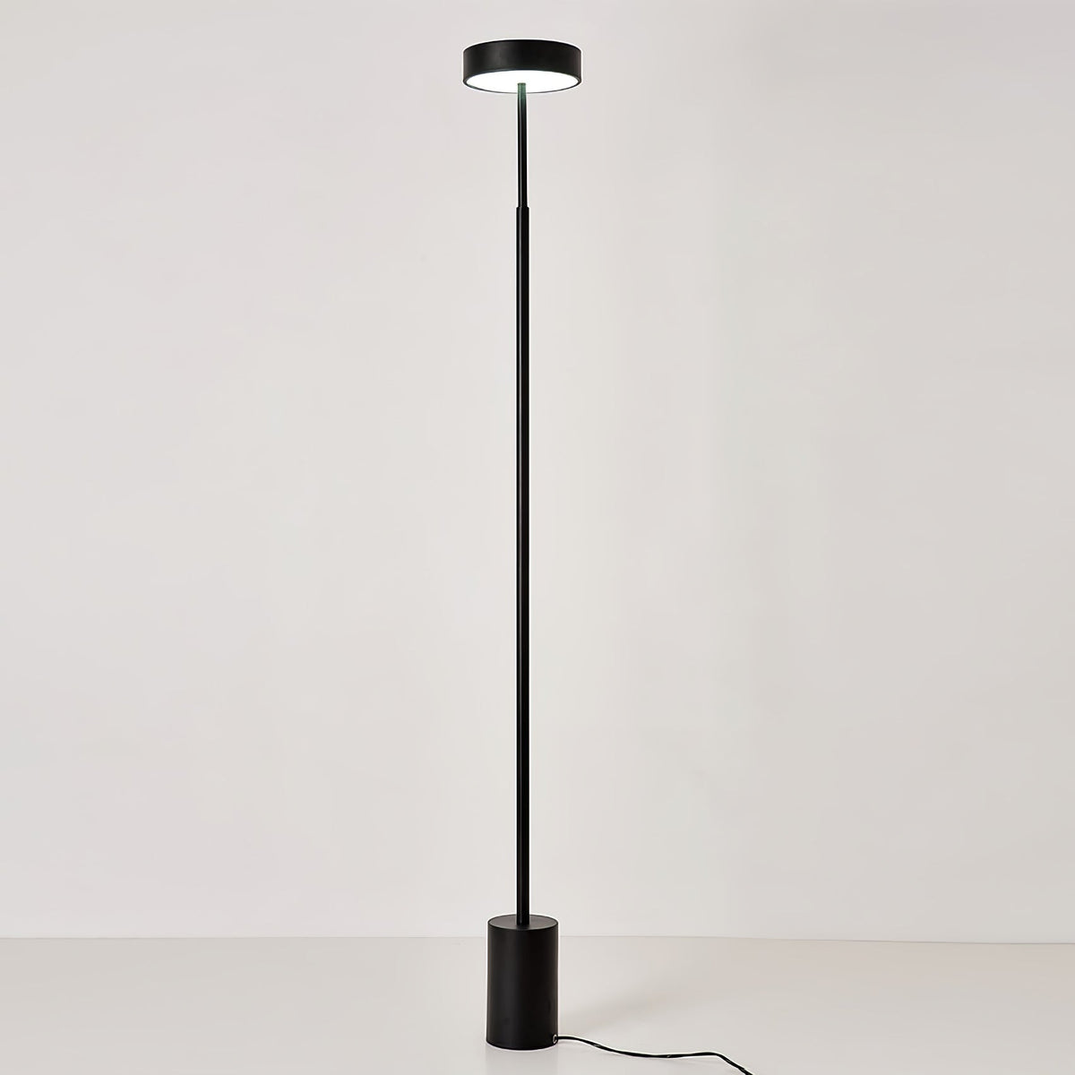 Circa zeitgenössische minimalistische Stehleuchte mit drehbarem Kopf