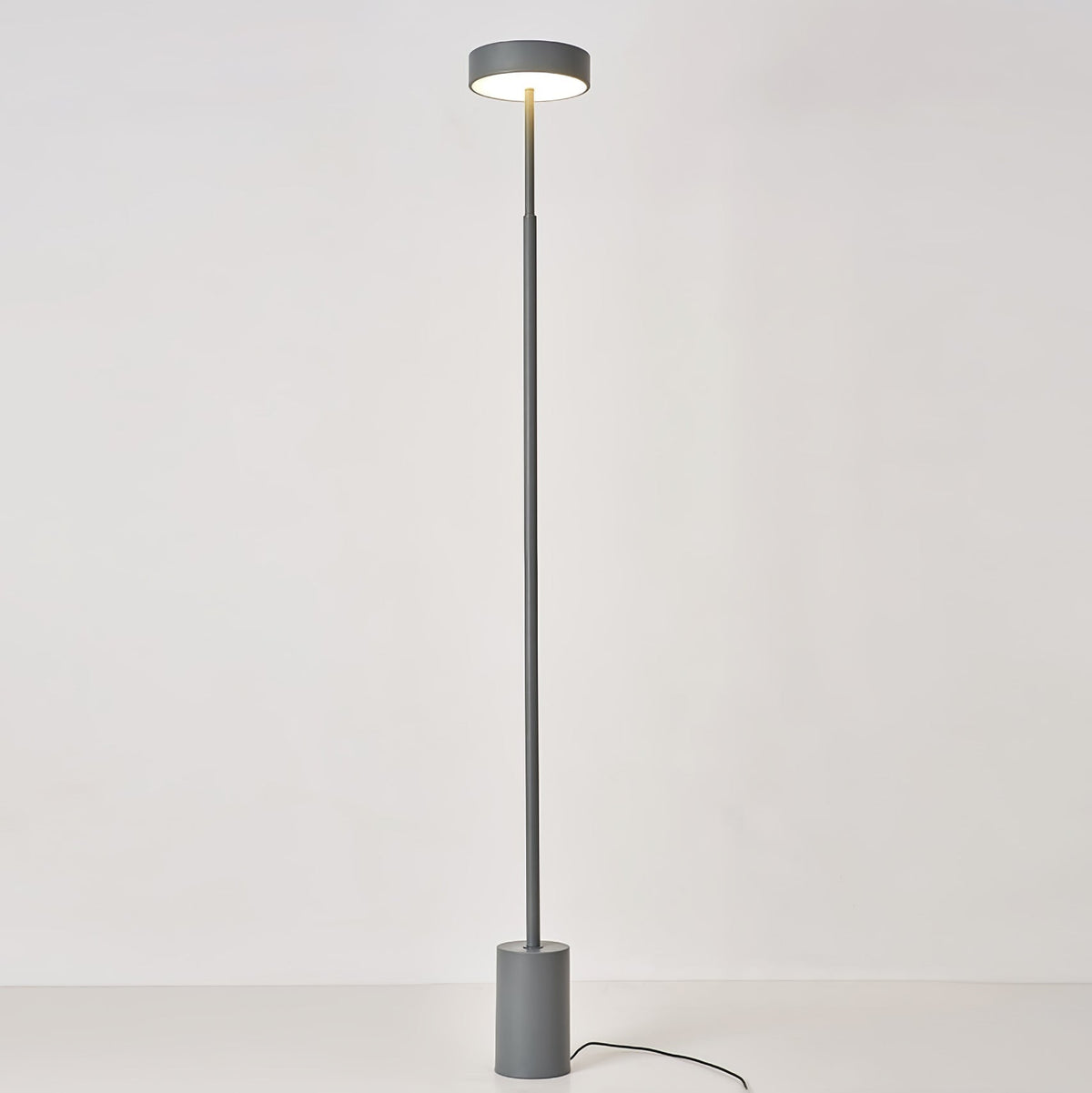 Circa zeitgenössische minimalistische Stehleuchte mit drehbarem Kopf