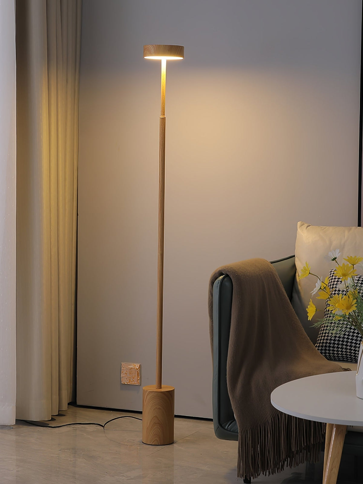 Circa zeitgenössische minimalistische Stehleuchte mit drehbarem Kopf
