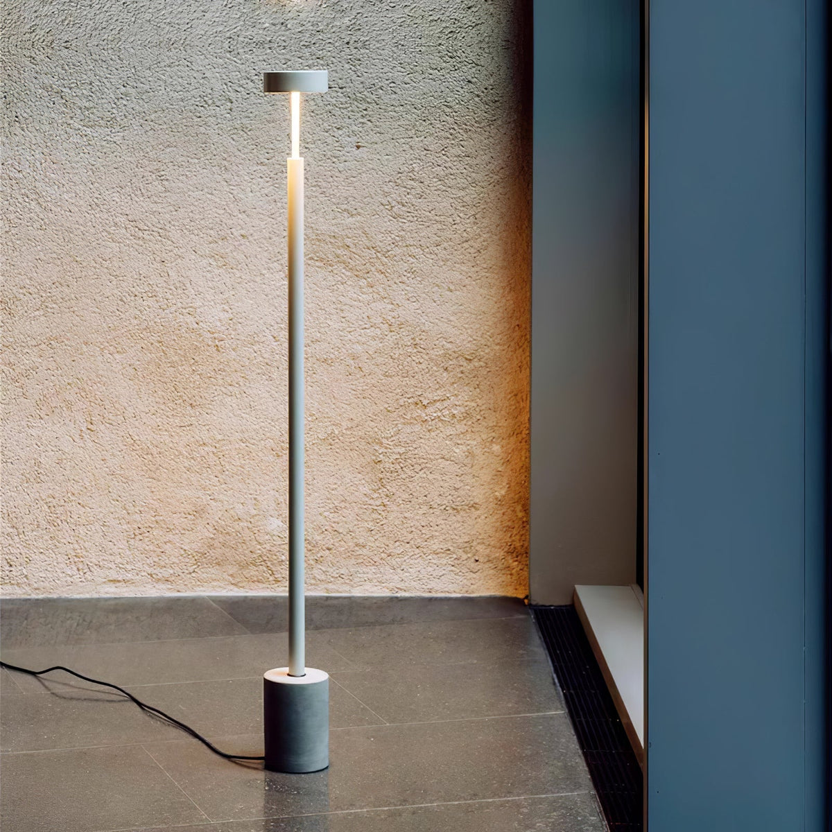 Circa zeitgenössische minimalistische Stehleuchte mit drehbarem Kopf