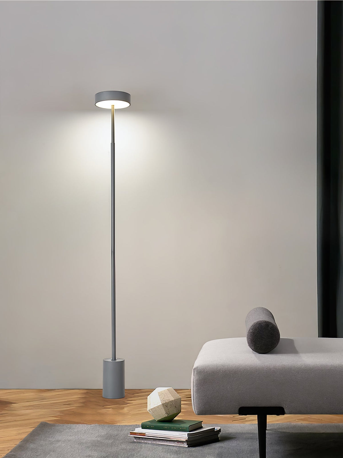 Circa zeitgenössische minimalistische Stehleuchte mit drehbarem Kopf