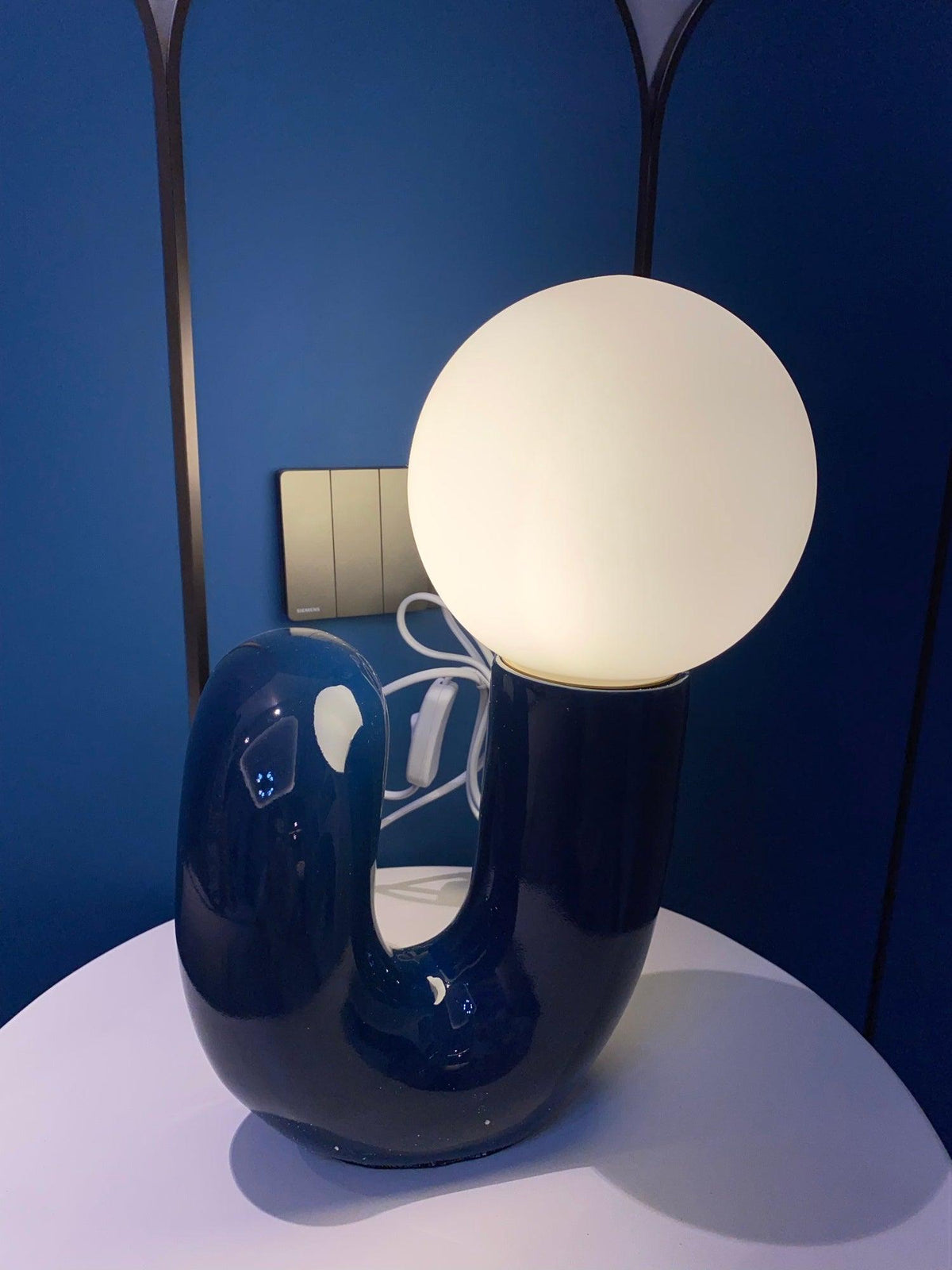 Soreeon Tischlampe Playful N-Form in Weiß