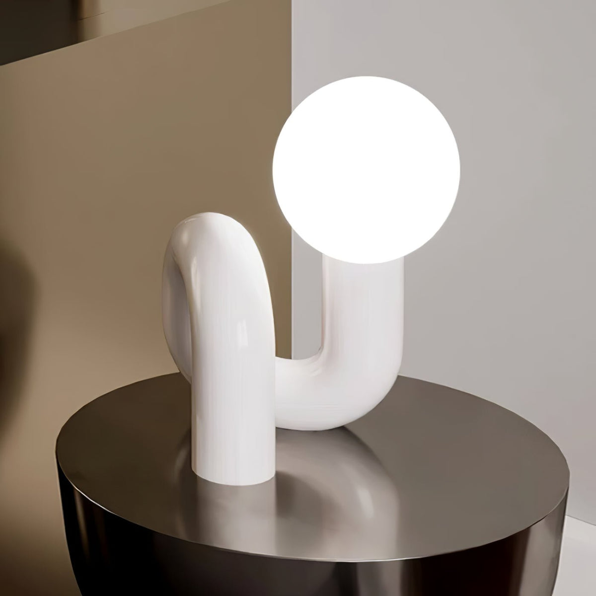 Soreeon Tischlampe Playful N-Form in Weiß