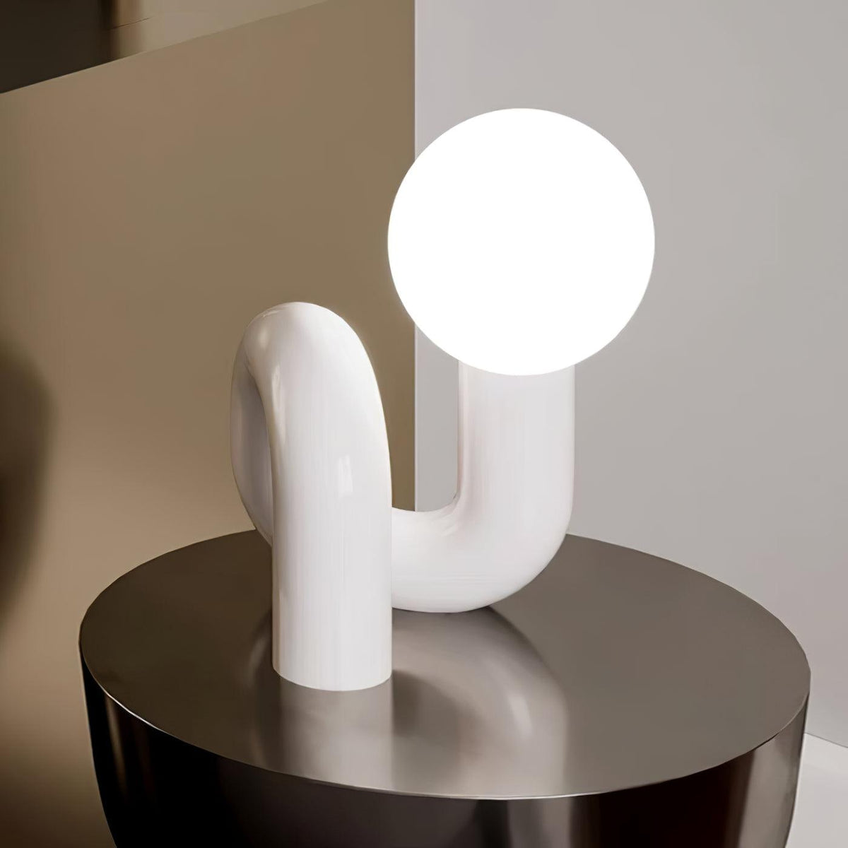 Soreeon Tischlampe Playful N-Form in Weiß