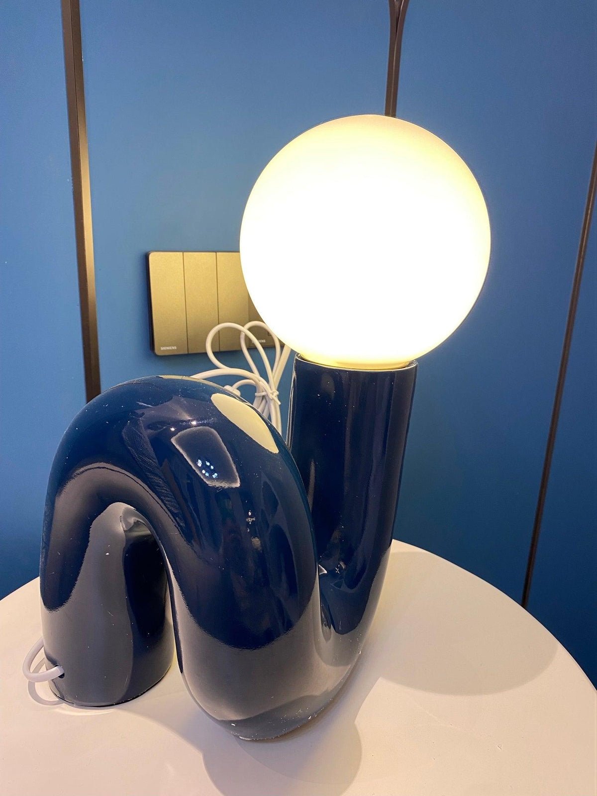 Soreeon Tischlampe Playful N-Form in Weiß