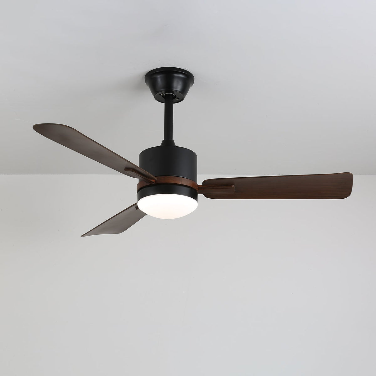 Zeyra Moderner Holz-Deckenventilator mit Beleuchtung