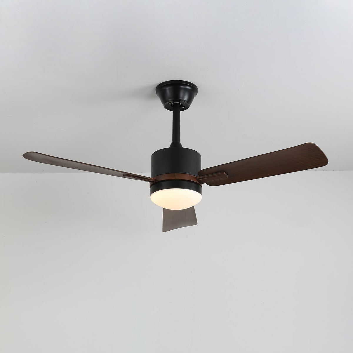 Zeyra Moderner Holz-Deckenventilator mit Beleuchtung