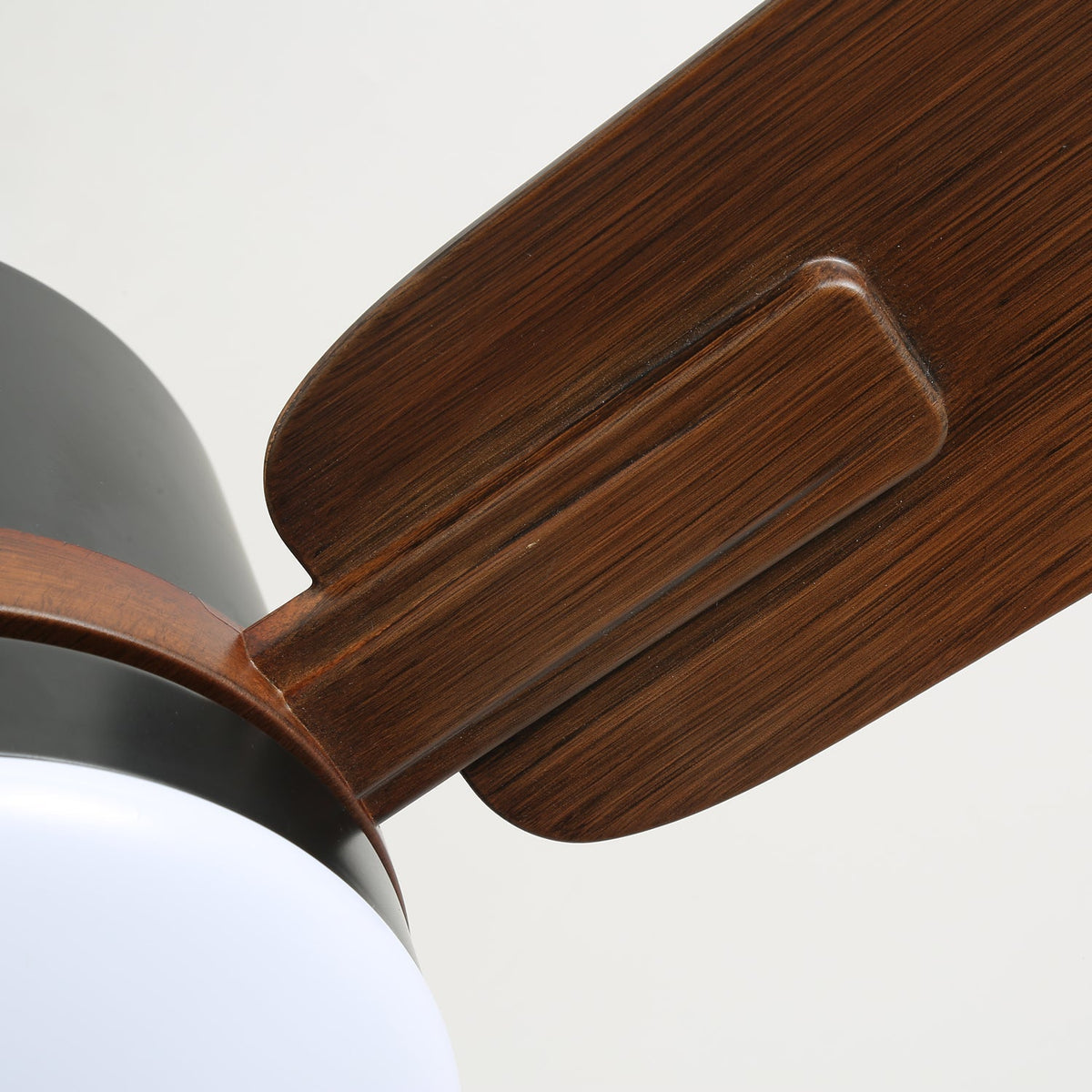 Zeyra Moderner Holz-Deckenventilator mit Beleuchtung