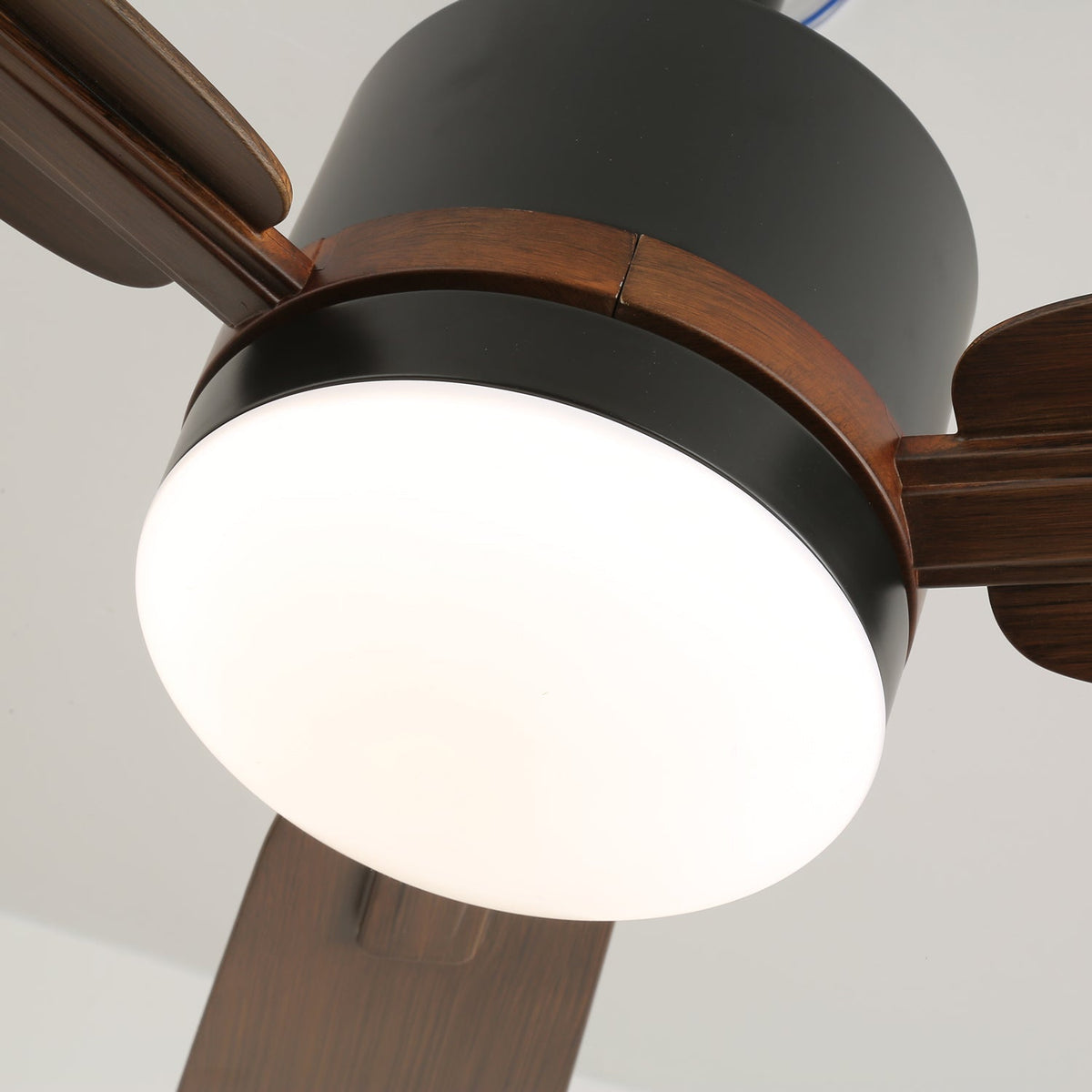 Zeyra Moderner Holz-Deckenventilator mit Beleuchtung