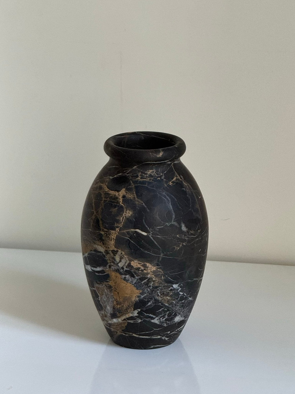 Noir Vasen aus Vein Stone