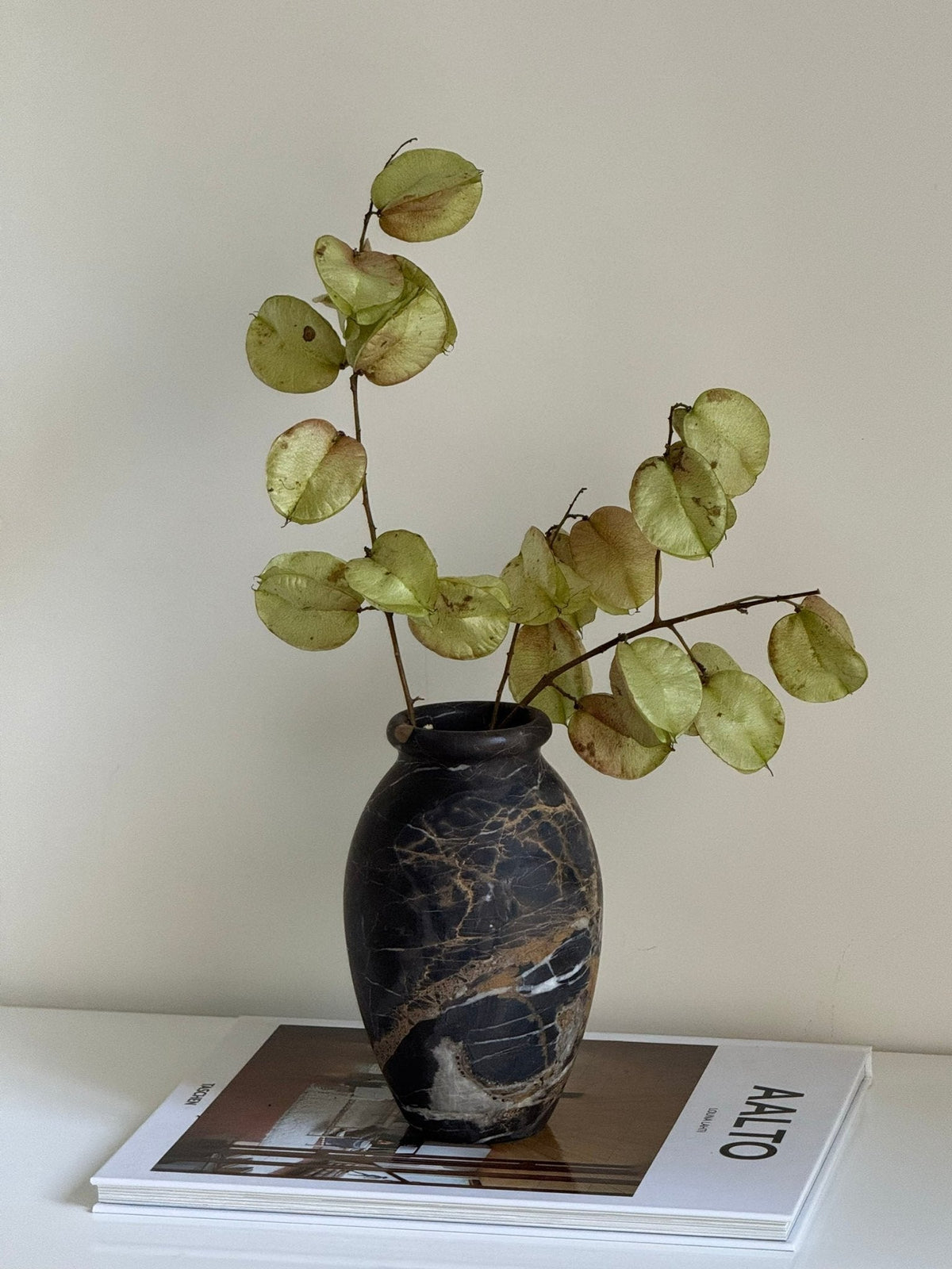 Noir Vasen aus Vein Stone