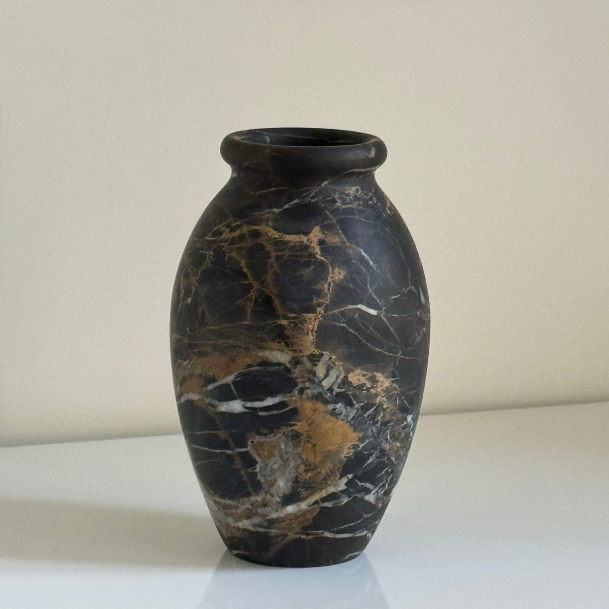 Noir Vasen aus Vein Stone