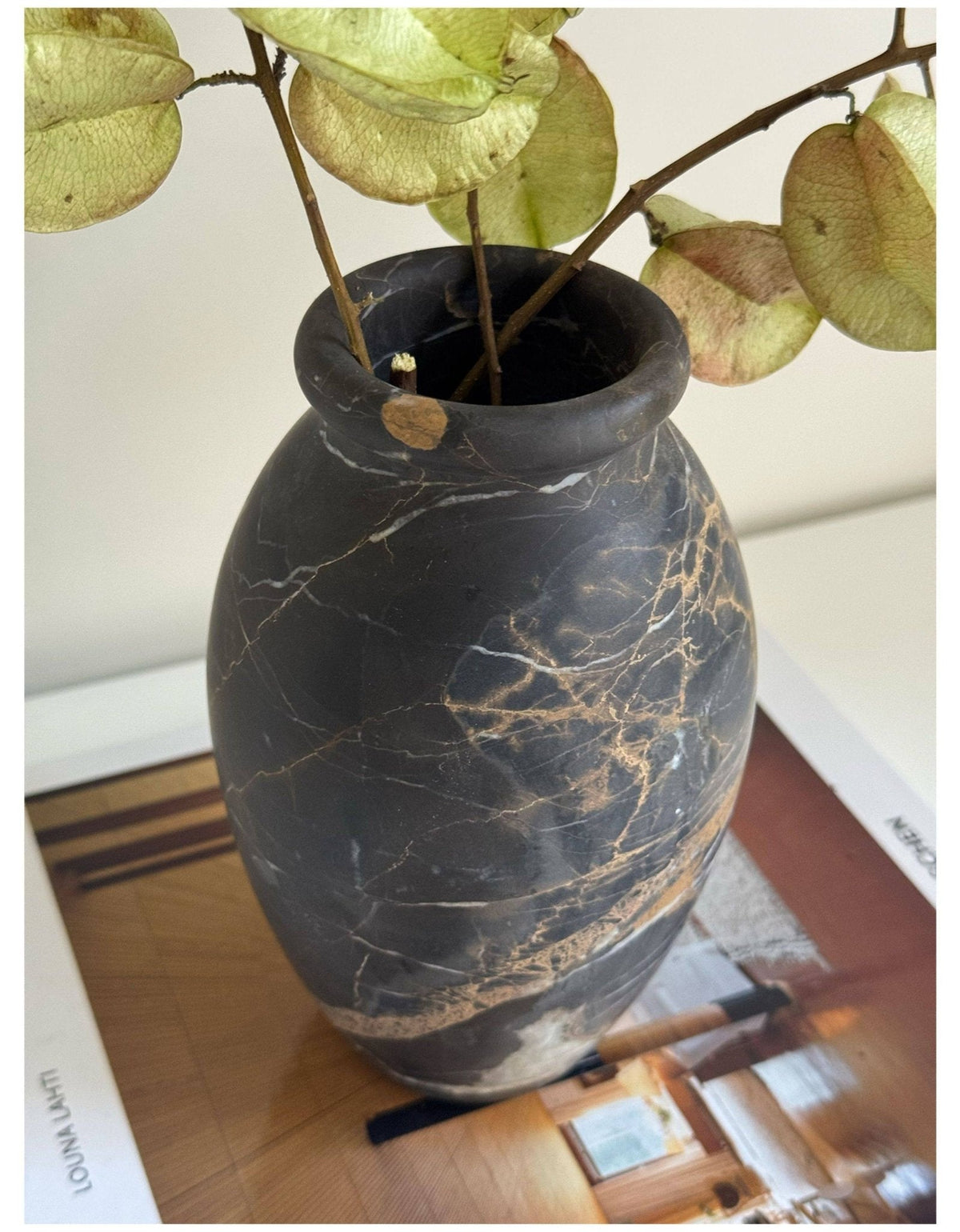 Noir Vasen aus Vein Stone