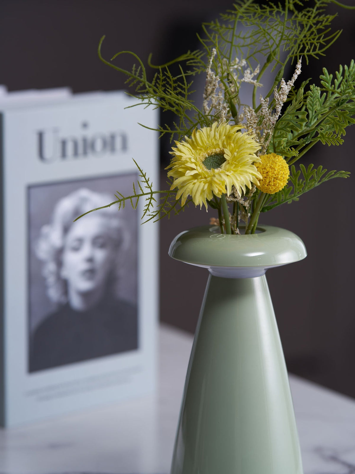 Mushroove Keramik-Tischleuchte im minimalistischen Stil in Grau