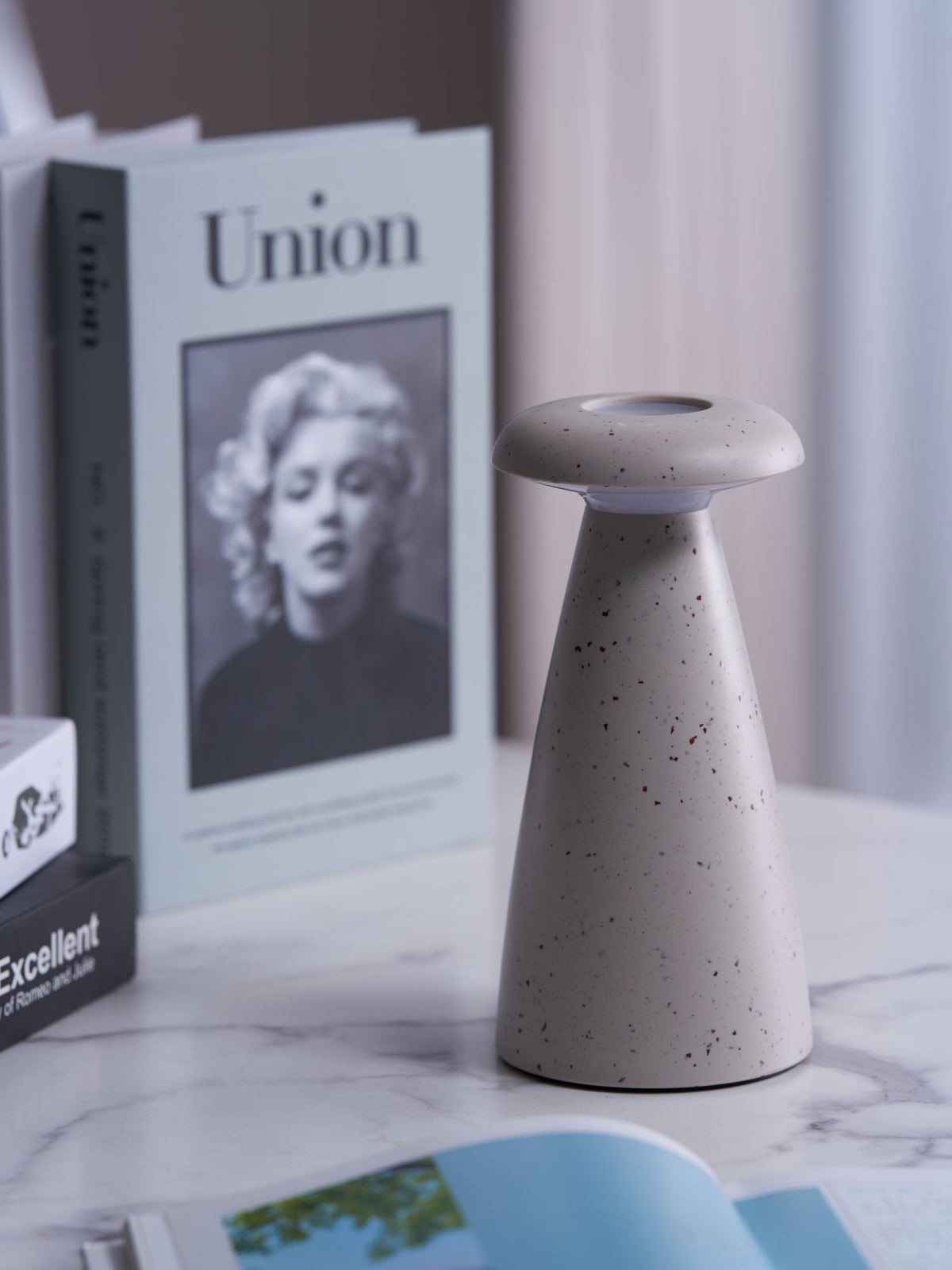 Mushroove Keramik-Tischleuchte im minimalistischen Stil in Grau