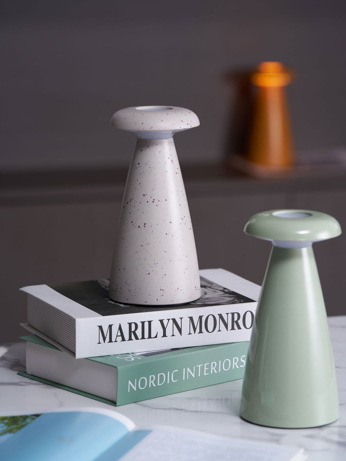 Mushroove Keramik-Tischleuchte im minimalistischen Stil in Grau