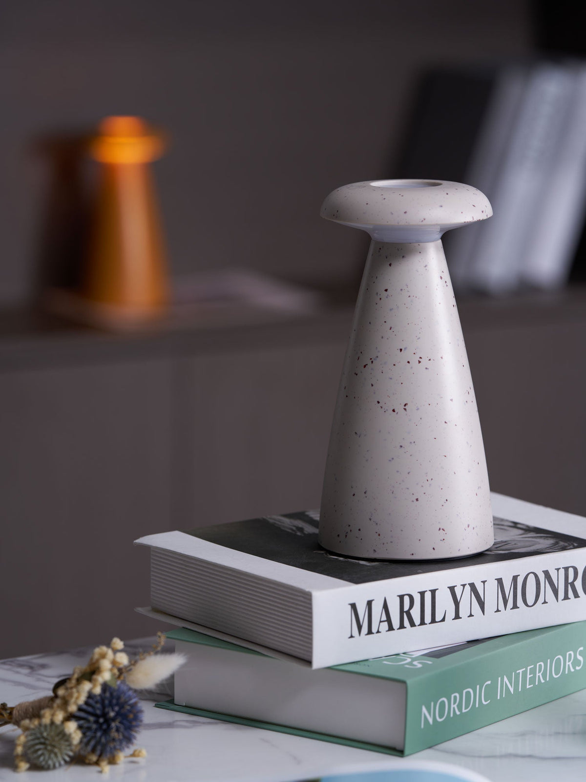 Mushroove Keramik-Tischleuchte im minimalistischen Stil in Grau