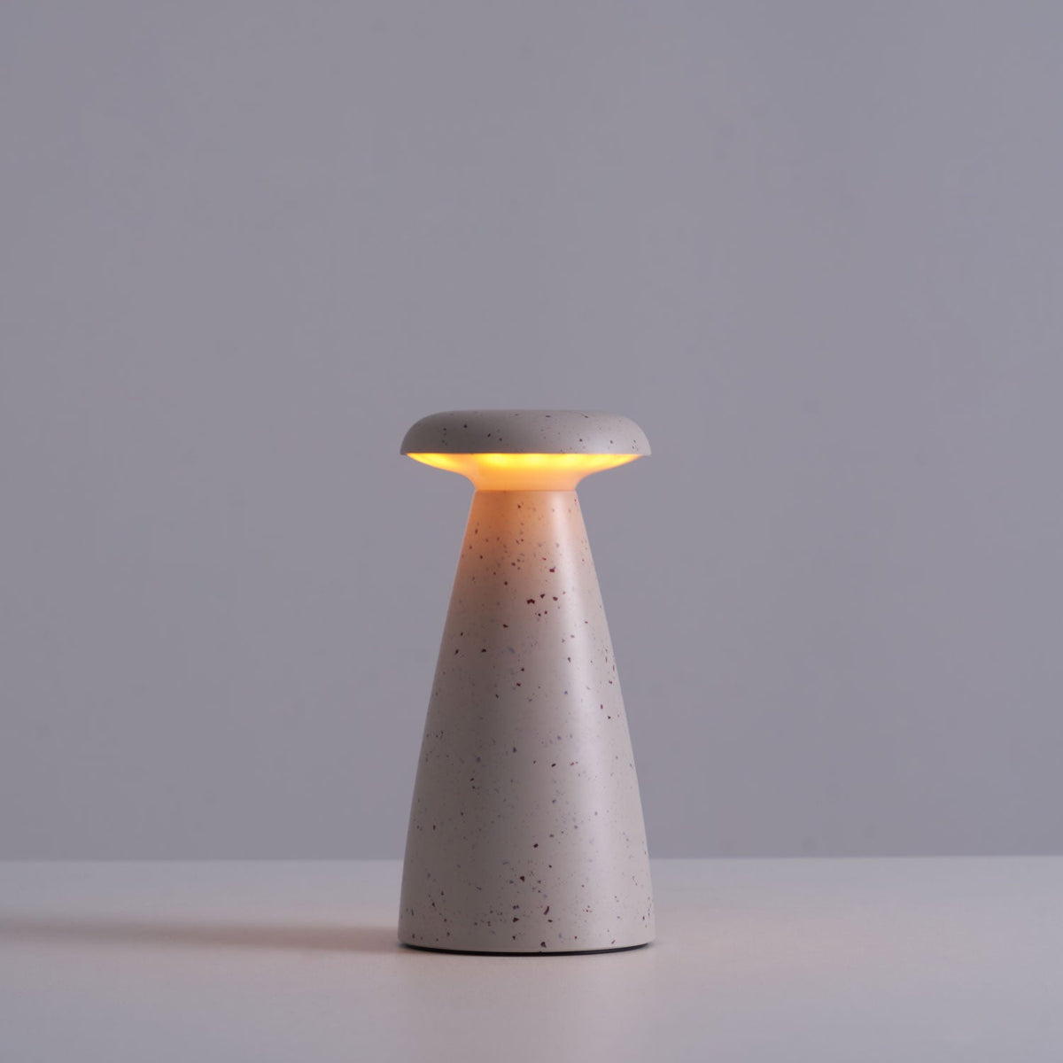 Mushroove Keramik-Tischleuchte im minimalistischen Stil in Grau