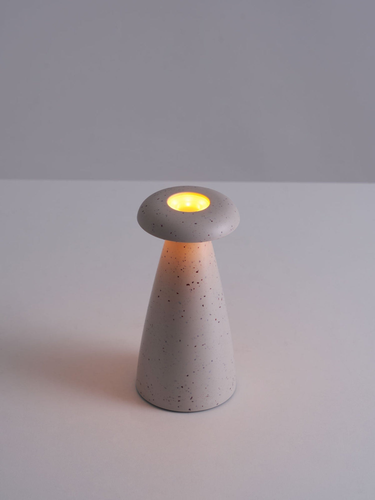 Mushroove Keramik-Tischleuchte im minimalistischen Stil in Grau