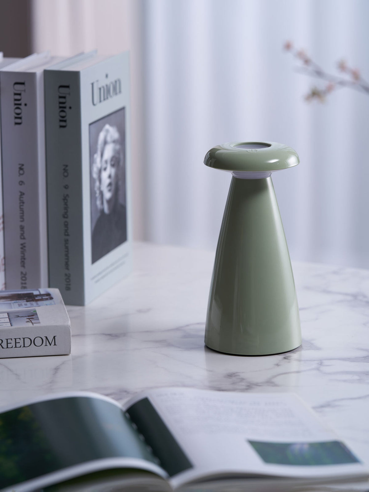 Mushroove Keramik-Tischleuchte im minimalistischen Stil in Grau
