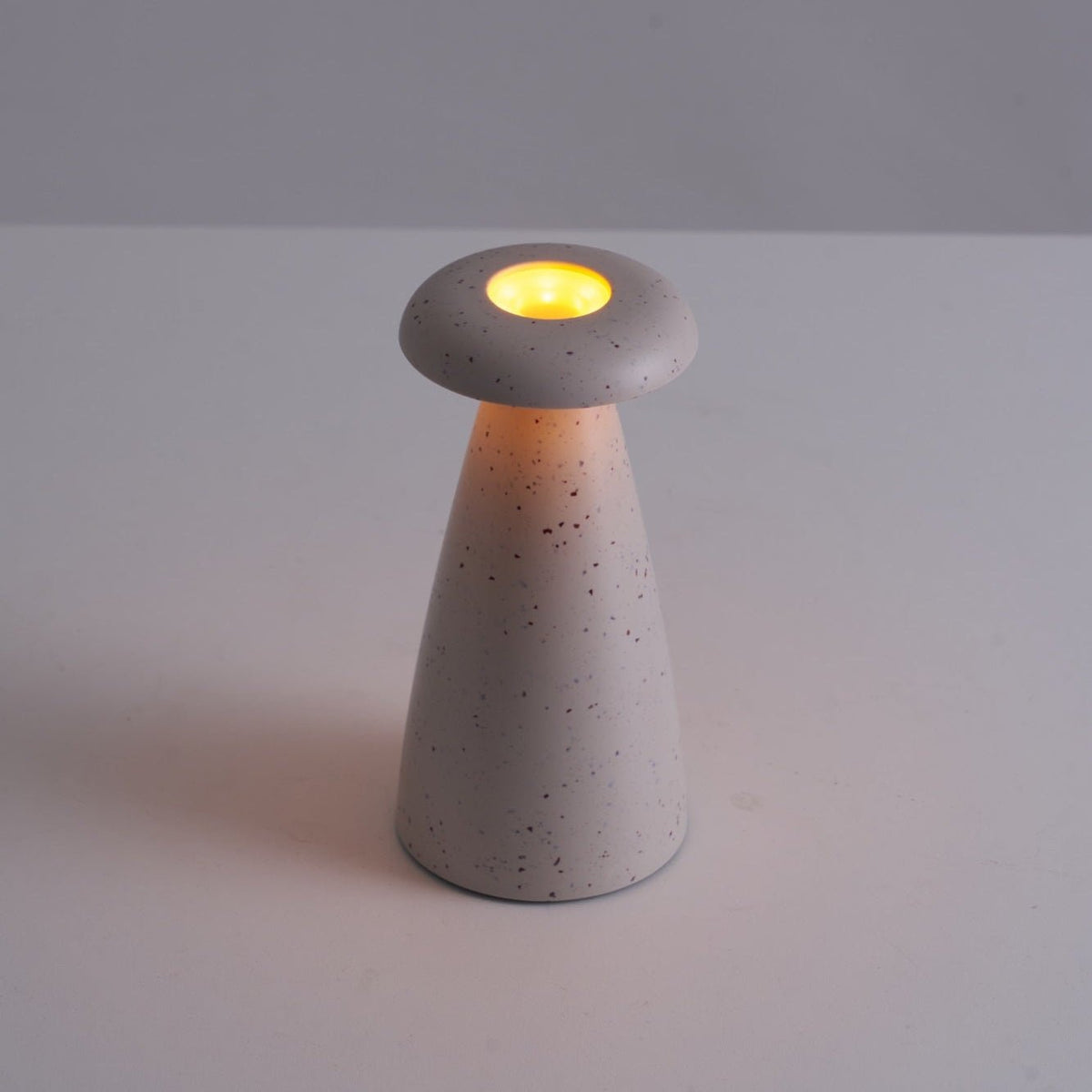 Mushroove Keramik-Tischleuchte im minimalistischen Stil in Grau